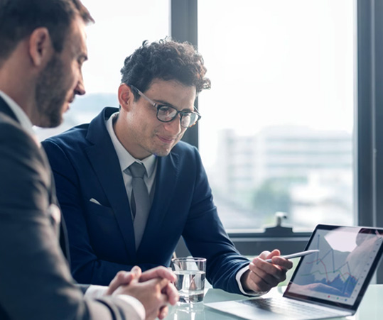 Atendimento personalizado da Inove: assessor e cliente analisando soluções